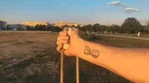 Grip tip: How to hold two poi in one hand (and how to transition into it)