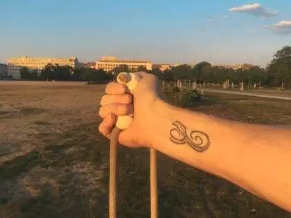 Grip tip: How to hold two poi in one hand (and how to transition into it)